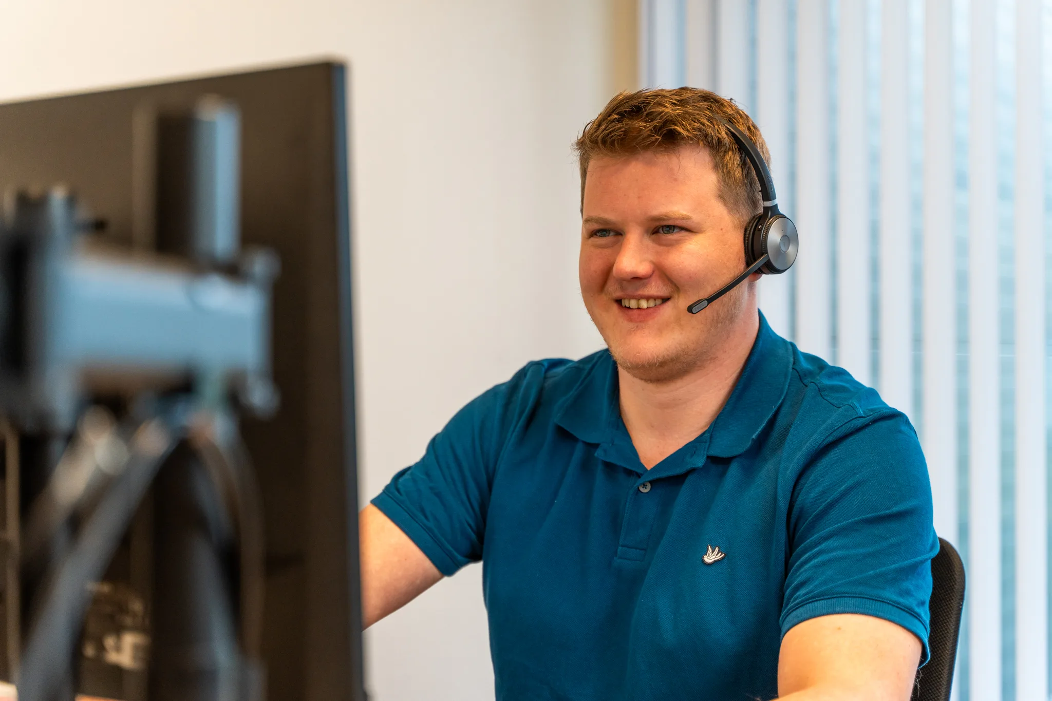 Specialist met headset klaar voor noodlijn-oproepen